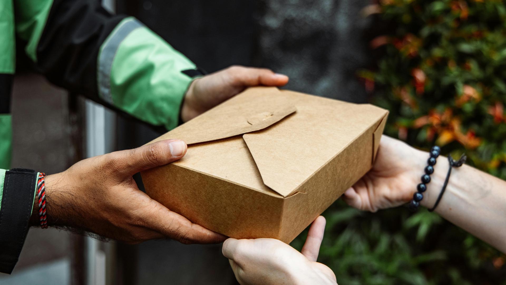 Bezorger die een pakketje aflevert