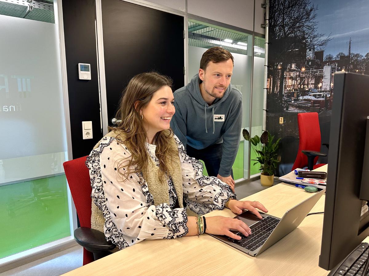 Collega's Swipe4Work samen aan het werk 
